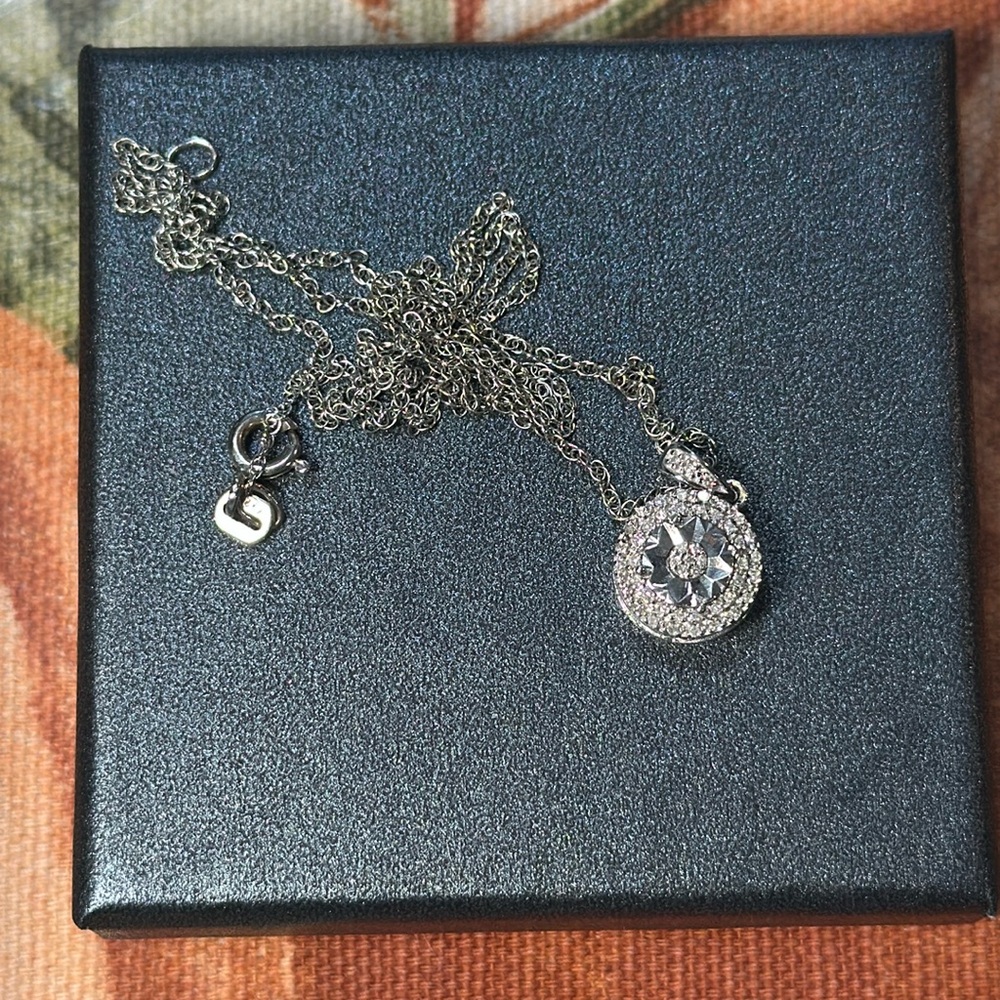 Sterling silver CTTW diamond flower round pendant 18 inch necklace